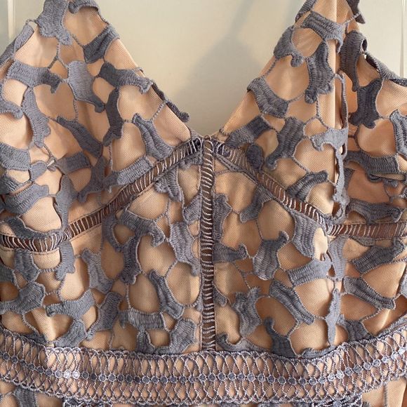 EUC. Elliatt "Tingle" Periwinkle lace dress with nude underlay - XS - Picture 3 of 13